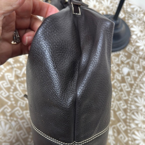 Dooney & Bourke Brown Leather Hobo Bag with Slouchy Design - Picture 4 of 16
